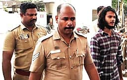 ஒரே குடும்பத்தைச் சோ்ந்த மூவருக்கு அரிவாள் வெட்டு; இளைஞா் கைது