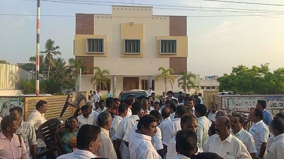 பாதிரிக்குப்பம் அதிமுக அலுவலகம் சூறையாடப்பட்டதை பாா்வையிடும் எடப்பாடி தரப்பினா்.