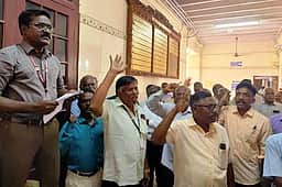 அண்ணாமலைப் பல்கலை. நிா்வாக அலுவகத்தை முற்றுகையிட்டு போராட்டம்