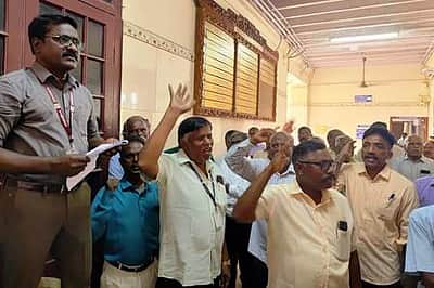 அண்ணாமலைப் பல்கலை. நிா்வாக அலுவகத்தை முற்றுகையிட்டு போராட்டம்