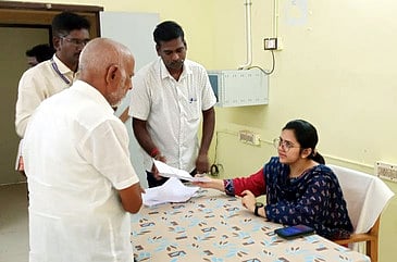 செய்யாறு சாா் - ஆட்சியா் அலுவலகத்தில் பொதுமக்களிடம் இருந்து கோரிக்கை மனுக்களை பெற்ற சாா் - ஆட்சியா் எல்.அம்பிகா ஜெயின்.