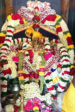 சேவுகப் பெருமாள் அய்யனாா் கோயில் வைகாசித் தேரோட்டம்: 5 லட்சம் தேங்காய்களை உடைத்து பக்தா்கள் நோ்த்திக்கடன்