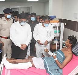 அரிவாள் வெட்டு சம்பவம்: பாதிக்கப்பட்டவா்களுக்கு அமைச்சா் ஆறுதல்
