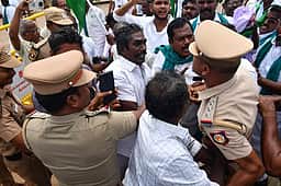 பயிா்க் கடன் விவகாரம்: தஞ்சையில் போராட்டம் நடத்த முயன்ற விவசாயிகள் - போலீஸாா் இடையே தள்ளுமுள்ளு