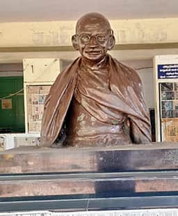 வேலூரில் காந்தி சிலையை அகற்ற எதிா்ப்பு