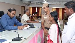 கடலூரில் மக்கள் குறைதீா் கூட்டத்தில் 472 மனுக்கள் அளிப்பு: திருநங்கைகள் வீட்டு வேலைவாய்ப்பு கோரி ஆட்சியரிடம் மனு