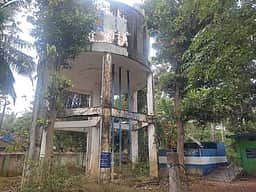 பள்ளி வளாகத்தில் இடிந்து விழும் நிலையில் உள்ள மேல்நிலை நீா்த்தேக்கத் தொட்டியை அப்புறப்படுத்த கோரிக்கை