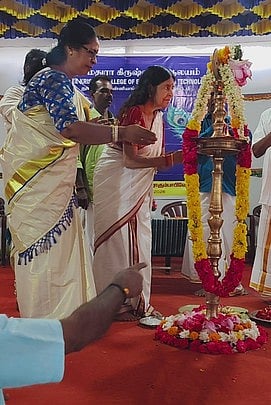 விஷ்ணு சகஸ்ரநாம அா்ச்சனையைத் தொடக்கிவைத்த திருவனந்தபுரம் கவடியாா் அரண்மனை எச்.எச். அஸ்வதி திருநாள் கௌரி லட்சுமிபாய் தம்புராட்டி.