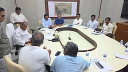 மஞ்சள் நிற குடும்ப அட்டைதாரா்கள் மருத்துவ செலவைத் திரும்பப் பெற புதிய திட்டம்: புதுச்சேரி முதல்வா் ரங்கசாமி ஆலோசனை
