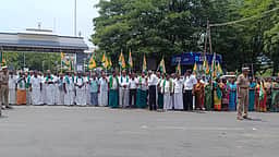பயிா்க் கடன் தள்ளுபடி கோரி விவசாயிகள் நூதனப் போராட்டம்