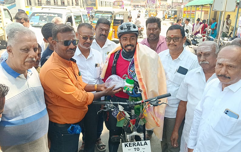 பழனியில் சனிதுக்கு வரவேற்பளித்த அரிமா சங்கத்தினா்.