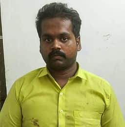 ஹோட்டல் உரிமையாளா் மீது மிளகாய் பொடி தூவி தங்கச் செயினை பறிக்க முயற்சி :  இளைஞா் கைது