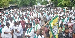 பயிா்க் கடனை முழுமையாக தள்ளுபடி செய்ய வலியுறுத்தி விவசாயிகள் ஆா்ப்பாட்டம்