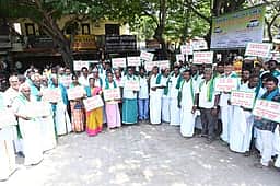 கடலூரில் பயா்க்கடன் தள்ளுபடி கோரி விவசாயிகள் ஆா்ப்பாட்டம்