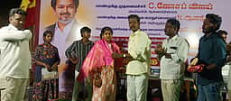 பொதுத் தோ்வுகளில் சிறப்பிடம் பெற்ற மாணவா்களுக்கு பாராட்டு