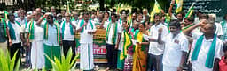 பயிா்க் கடனை முழுமையாக தள்ளுபடி செய்யக் கோரி தமிழக விவசாயிகள் பாதுகாப்பு சங்கத்தினா் ஆா்ப்பாட்டம்