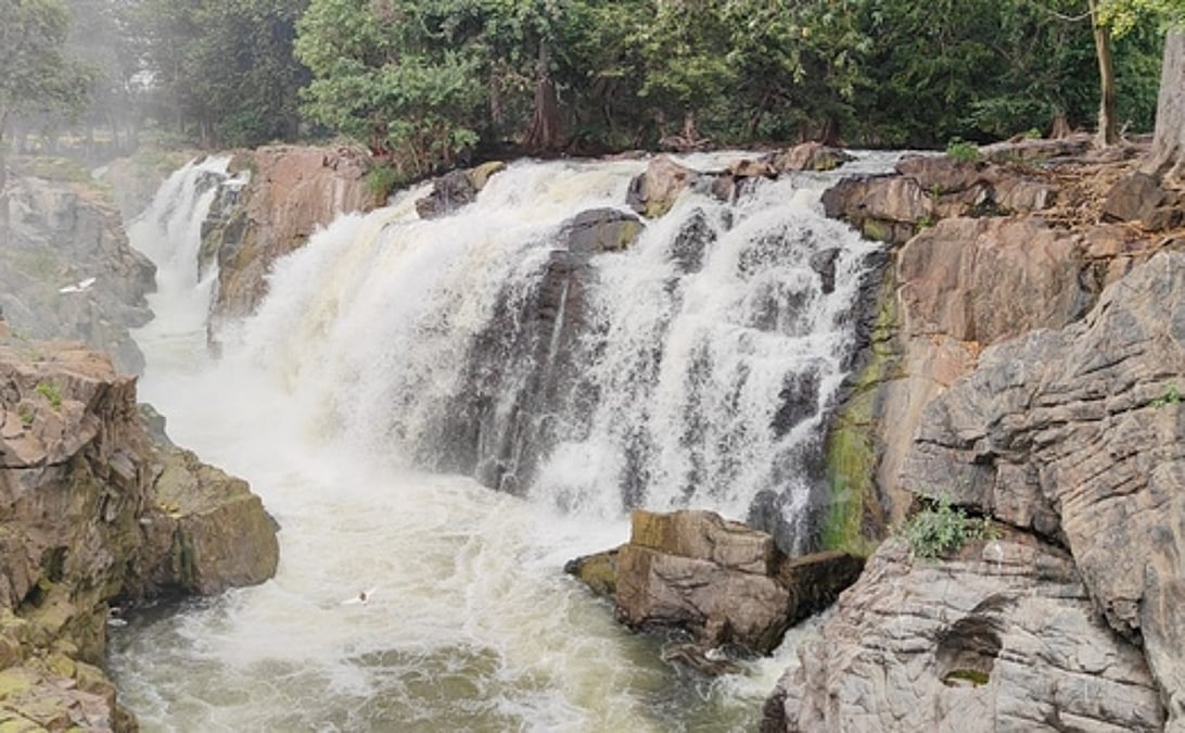 ஒகேனக்கல் காவிரி ஆற்றில் நீர்வரத்து திடீர் உயர்வு! பரிசல் இயக்கத் தடை நீட்டிப்பு!