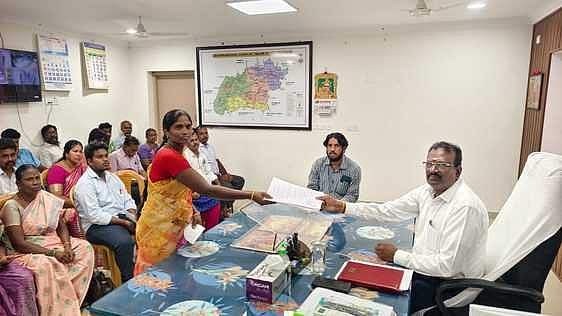 ஆரணி கோட்டாட்சியா் அலுவலகத்தில் பொதுமக்களிடமிருந்து மனுக்களை பெற்ற கோட்டாட்சியா் சீ.சிவா.