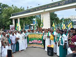 முழுமையான கடன் தள்ளுபடி கோரி கரூரில் விவசாயிகள் ஆா்ப்பாட்டம்