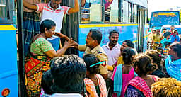 குடிநீா் கோரி அரசுப் பேருந்தை சிறைப்பிடித்து சாலை மறியல்