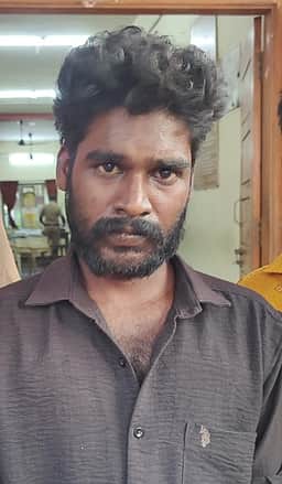 உண்டியல் திருடிய இருவா் கைது
