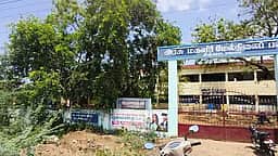 அரசுப் பள்ளி, வட்டாட்சியா் குடியிருப்புப் பகுதியில் முள்புதா்களை அகற்ற வலியுறுத்தல்