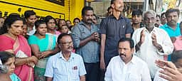 தெருவுக்கடையில் டாஸ்மாக் கடையை அகற்ற வலியுறுத்தி பொதுமக்கள் முற்றுகை:  அகற்ற அமைச்சா் உறுதி