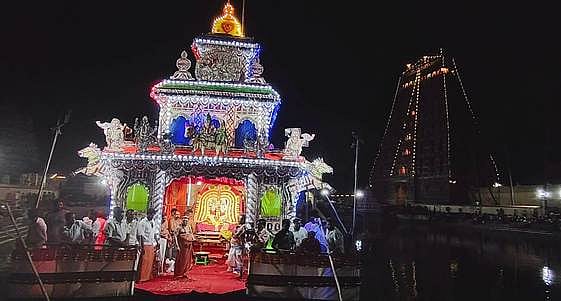 மாயூரநாதா் கோயில் பிரம்ம தீா்த்தத்தில் சுற்றிவந்த தெப்பம்.