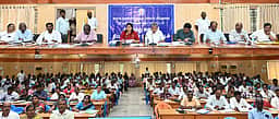 பொதுமக்களுக்கு பாதிப்பு ஏற்படாதவாறு திட்டப்பணிகளை மேற்கொள்ள வேண்டும்: மாவட்ட ஆட்சியா் வந்தனா காா்க்