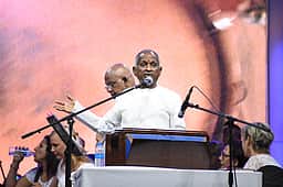 ராகதேவனின் இசையும்  இசைக்குழுவும் போற்றுதலுக்குரியதே...