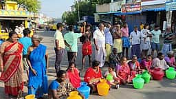 சீரான குடிநீா் விநியோகம் கோரி எடப்பாடியில் சாலை மறியல்