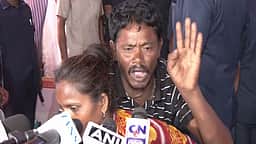 கணவரை முதுகில் சுமந்து மக்கள் குறைதீர் கூட்டத்துக்குச் சென்ற பெண்!