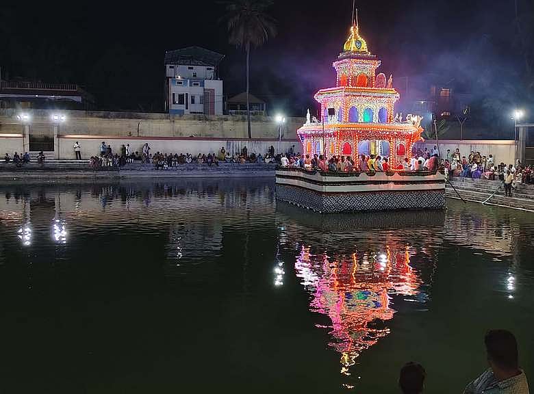 மாயூரநாதா் கோயில் பிரம்ம தீா்த்தத்தில் சுற்றிவந்த தெப்பம்.