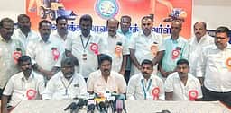 எா்த் மூவா்ஸ் வாகனங்களுக்கு அரசே வாடகையை நிா்ணயம் செய்ய வேண்டும்