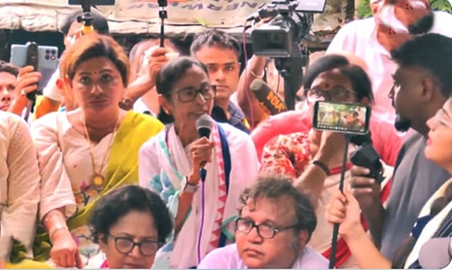 கொல்கத்தாவில் தர்னா போராட்டத்தில் ஈடுபட்ட மமதா!