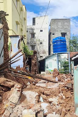பழங்கால வீட்டின்
சுவா் இடிந்து விழுந்தது: வட்டாட்சியரிடம் பொதுமக்கள் புகாா்