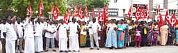 வீட்டு மனை நிலம் ஒதுக்கக் கோரி ஆா்ப்பாட்டம்