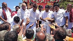 ராமநாதபுரம், சிவகங்கை மாவட்டங்களில் கருணாநிதி படத்துக்கு திமுகவினா் மரியாதை