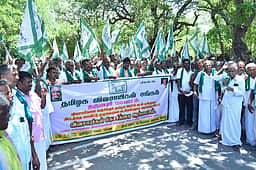 விவசாயிகள் பெற்ற கடன் முழுவதும் தள்ளுபடி செய்யக் கோரி ஆா்ப்பாட்டம்