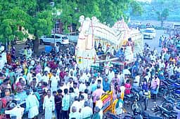 சிங்கம்புணரி சேவுகப்பெருமாள் 
அய்யனாா் கோயிலில் பூ பல்லாக்கு விழா
