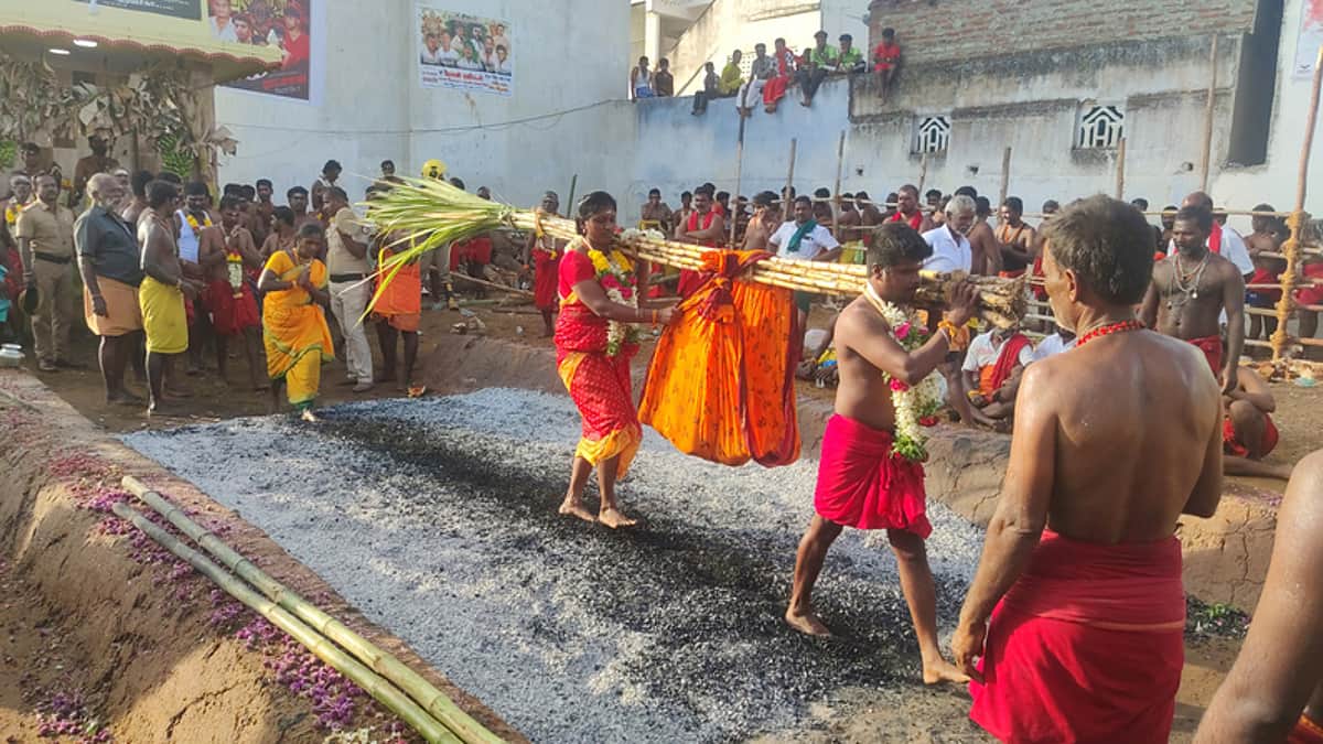 ஐகோா்ட் பத்ரகாளியம்மன் கோயில் திருவிழா: பூக்குழி இறங்கிய பக்தா்கள்