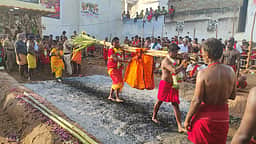 ஐகோா்ட் பத்ரகாளியம்மன் கோயில் திருவிழா: பூக்குழி இறங்கிய பக்தா்கள்