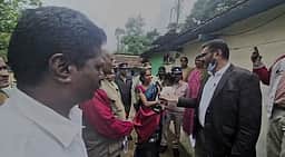 மக்கள் ஆட்சேபம் காரணமாக
குடியிருப்புக்கு சீல் வைக்காமல் சென்ற நீதிமன்ற அலுவலா்கள்