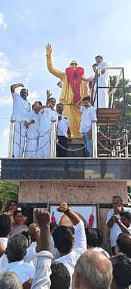 கருணாநிதி பிறந்த நாள் விழா: 
சிலைக்கு மாலை அணிவித்து மரியாதை