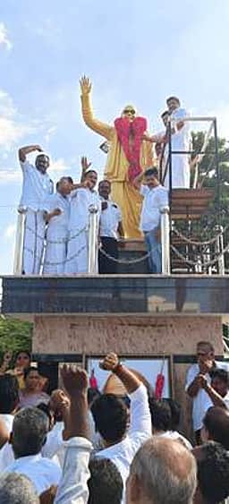 கருணாநிதி பிறந்த நாள் விழா:
சிலைக்கு மாலை அணிவித்து மரியாதை