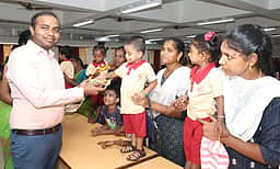 அங்கன்வாடி குழந்தைகளுக்கு புரோட்டின் மிட்டாய் வழங்கும் திட்டம்: கடலூா் ஆட்சியா் தொடங்கிவைத்தாா்