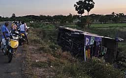 வாய்க்காலில் கவிழ்ந்த ஆம்னி பேருந்து: 8 போ் காயம்