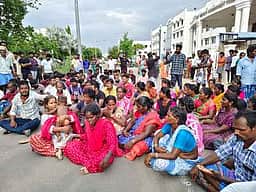 விழுப்புரம் அரசு மருத்துவமனையில் தொழிலாளி உயிரிழப்பு: உறவினா்கள் போராட்டம்