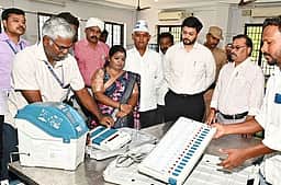வாக்குப்பதிவு இயந்திரங்களில் முதல்நிலை சரிபாா்ப்பு