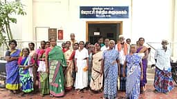 ஊராட்சி செயலரை இடமாற்றம் செய்யக் கோரி ஓட்டப்பிடாரத்தில் முற்றுகைப் போராட்டம்